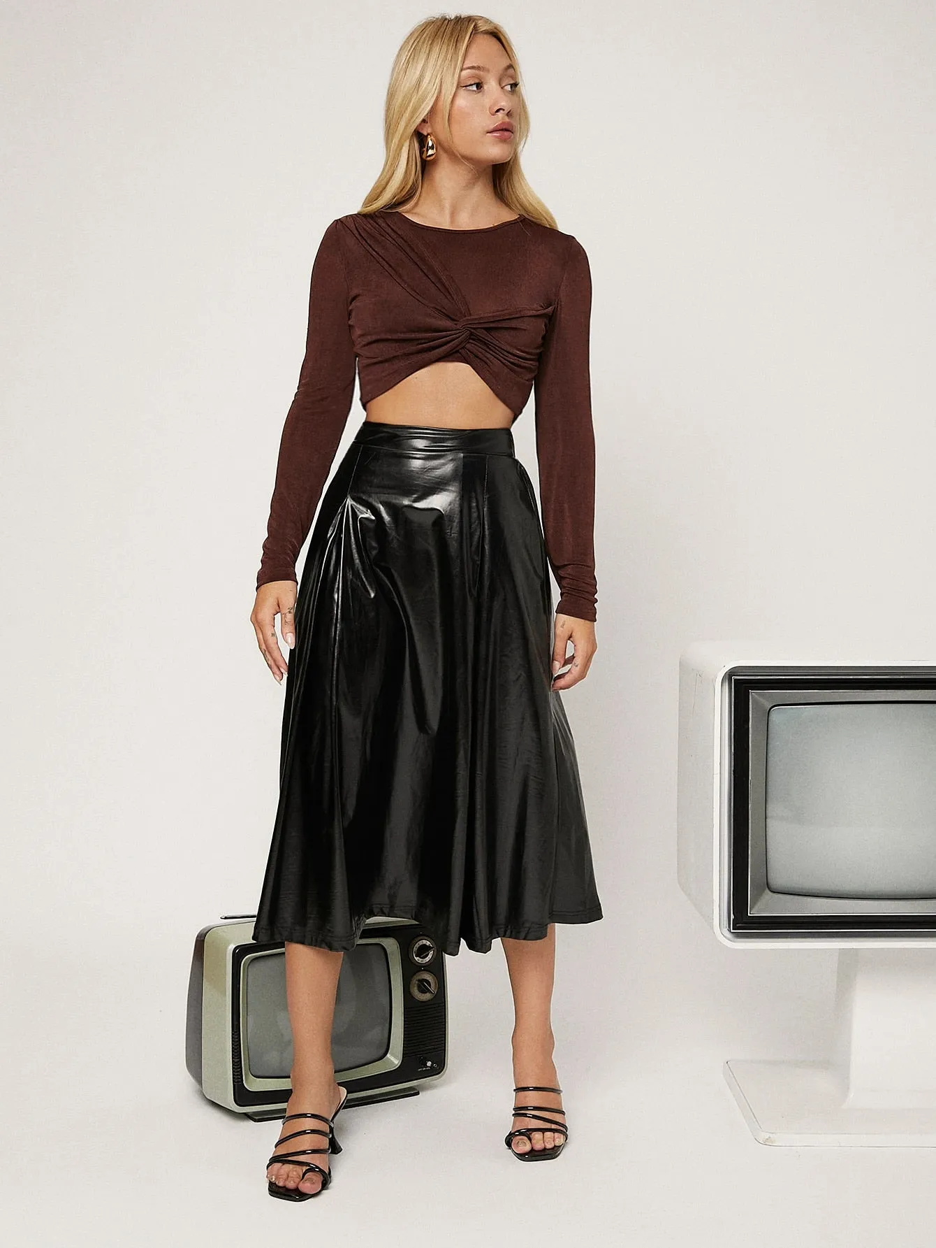 Casual Plain Twist Long Sleeve Round Neck Crop Women T-Shirt